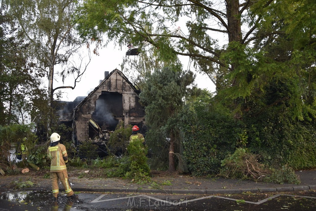 Grossfeuer Einfamilienhaus Siegburg Muehlengrabenstr P0868.JPG - Miklos Laubert